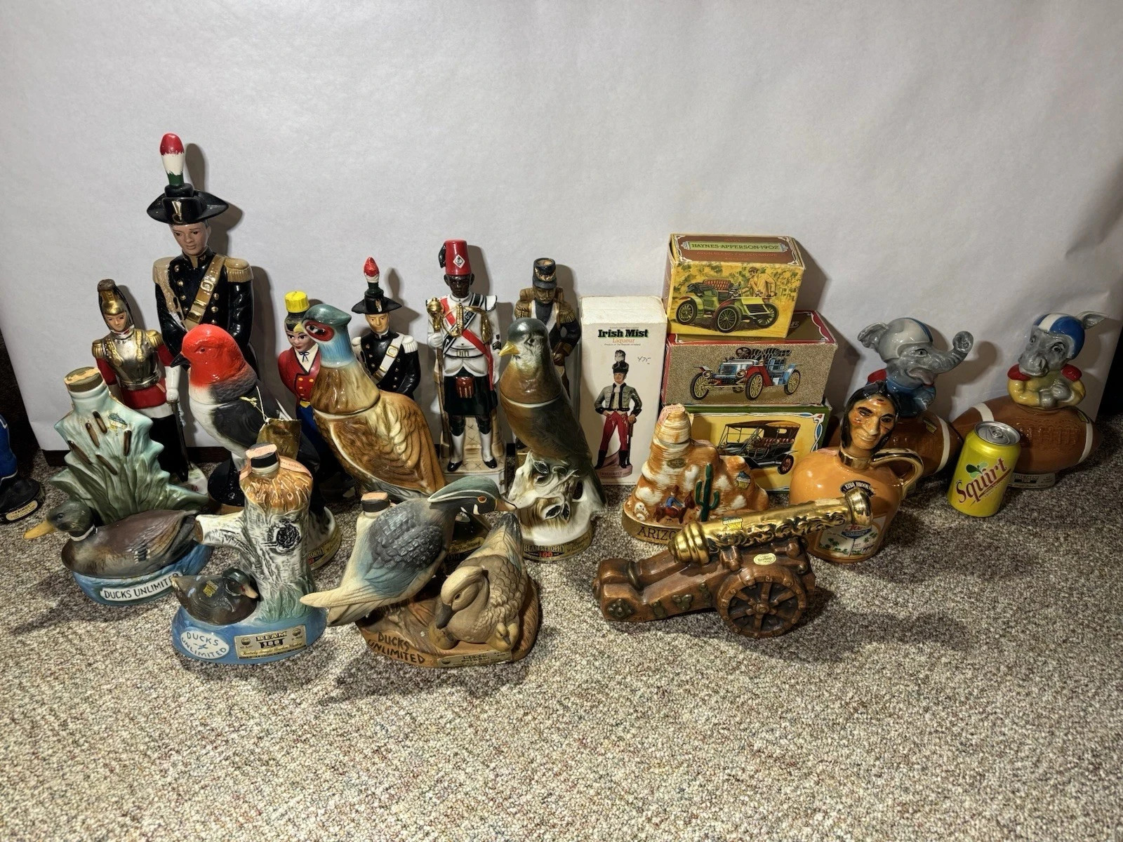 🚨25 Jim Beam Decanter Collection Vintage 1960s-1970s Collectible 🚨🚨🚨