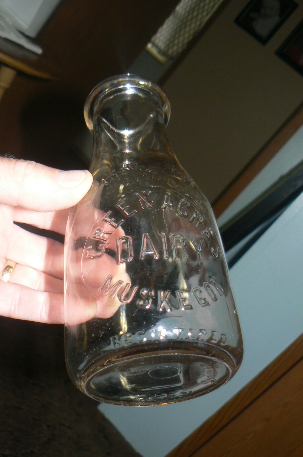 RARE NEAR MINT 1945 GREEN ACRES DAIRY Pint Milk Bottle MUSKEGON, MICH.