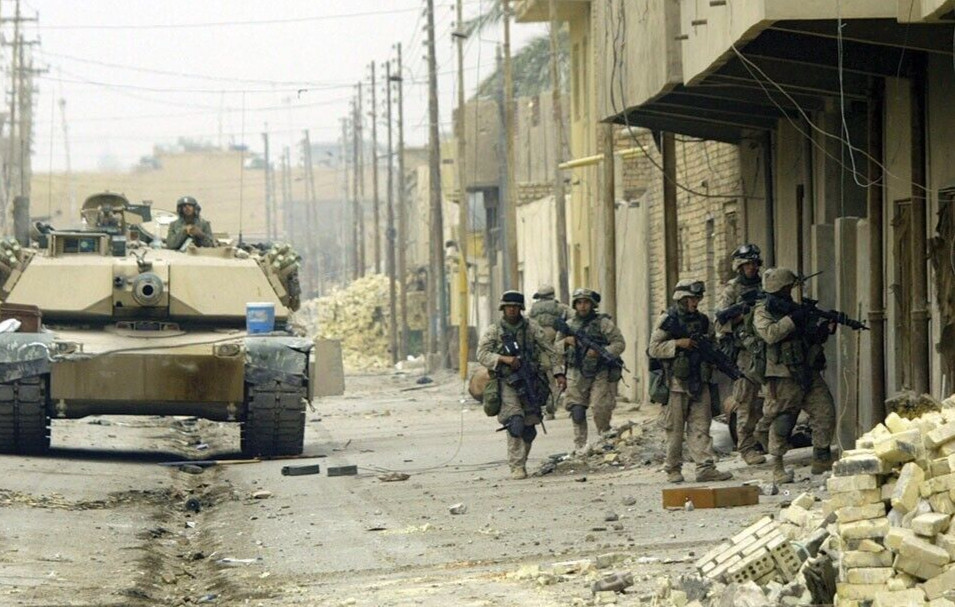 Desert Storm Photo --- Soldier On The Move Desert Storm Photo --- Soldier On The Move