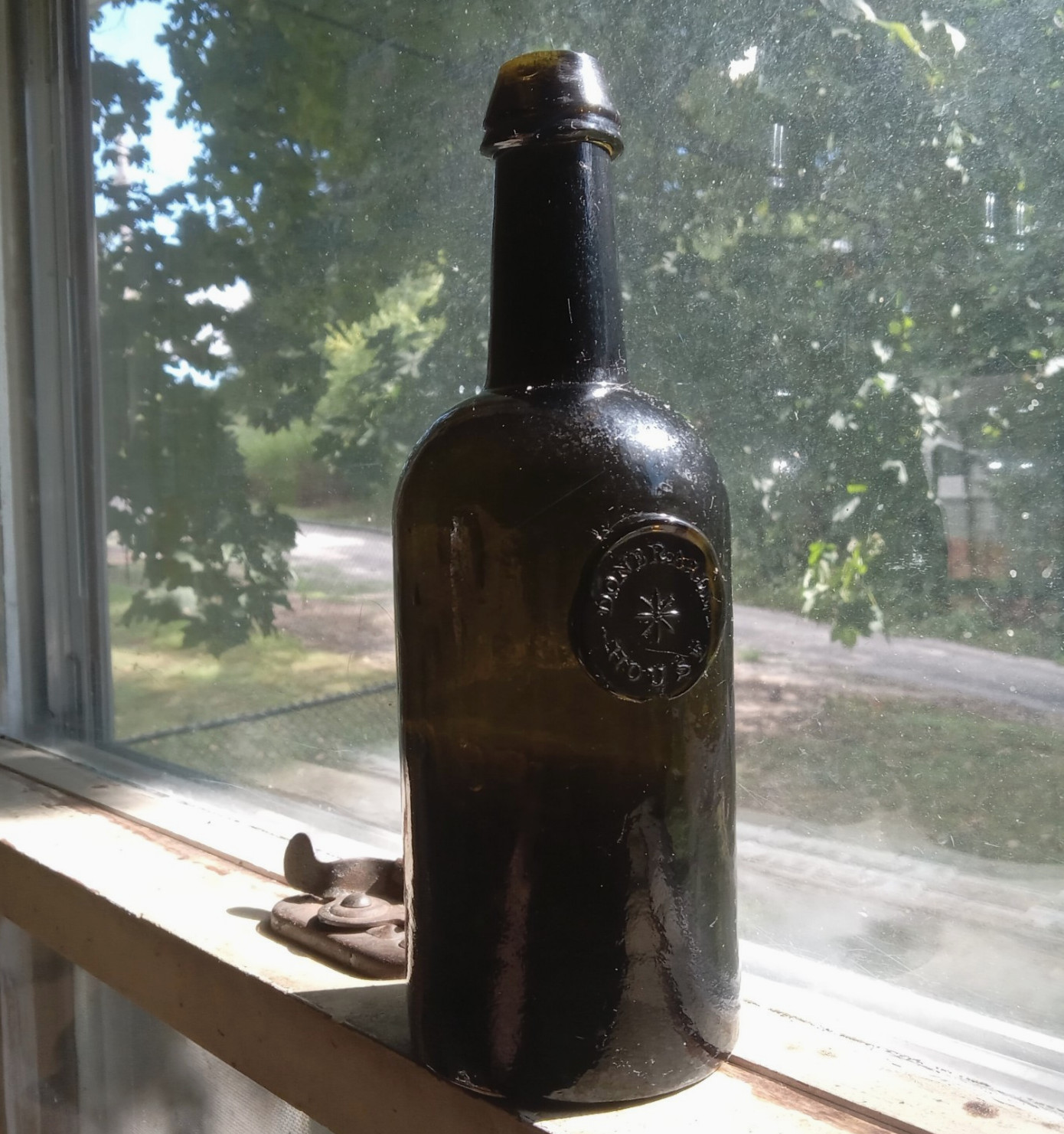 1820s DONERAILE HOUSE APPLIED SEAL BLACKGLASS PONTILED IRISH LIQUOR BOTTLE RARE