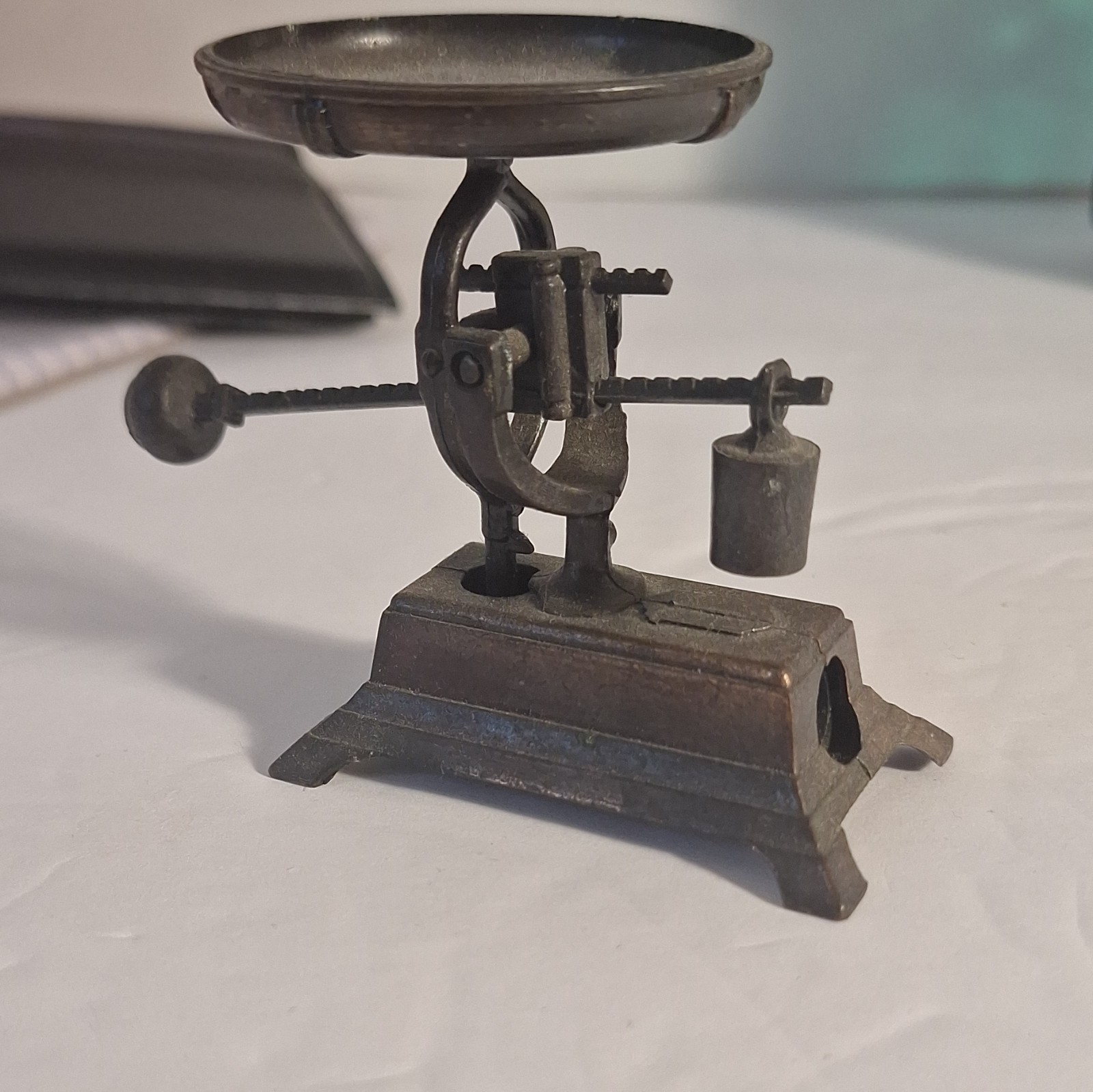☆☆☆The object appears to be a vintage die-cast metal miniature pencil sharpener.