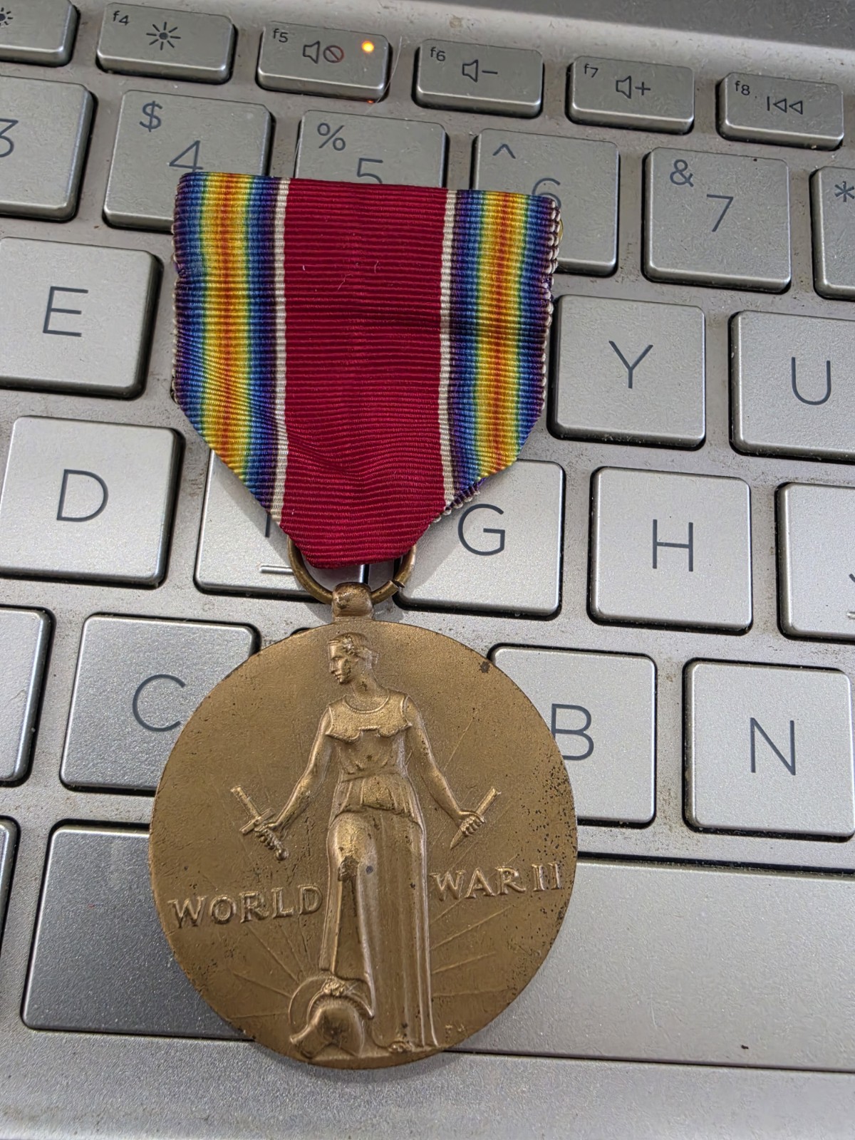 ORIGINAL SLOT BROOCH WW2 US VICTORY MEDALS--SEE STORE PCGS COINS -CURRENCY-WW2