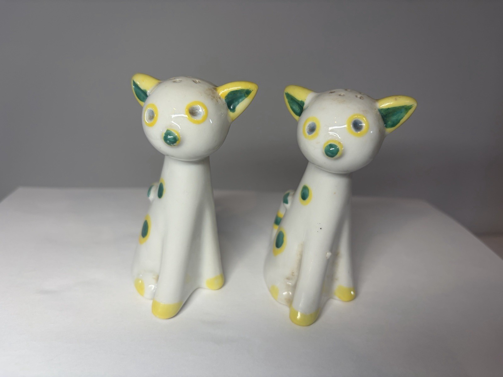 Vintage Japan porcelain cat salt & pepper shakers, yellow green polka dot 3.5 “