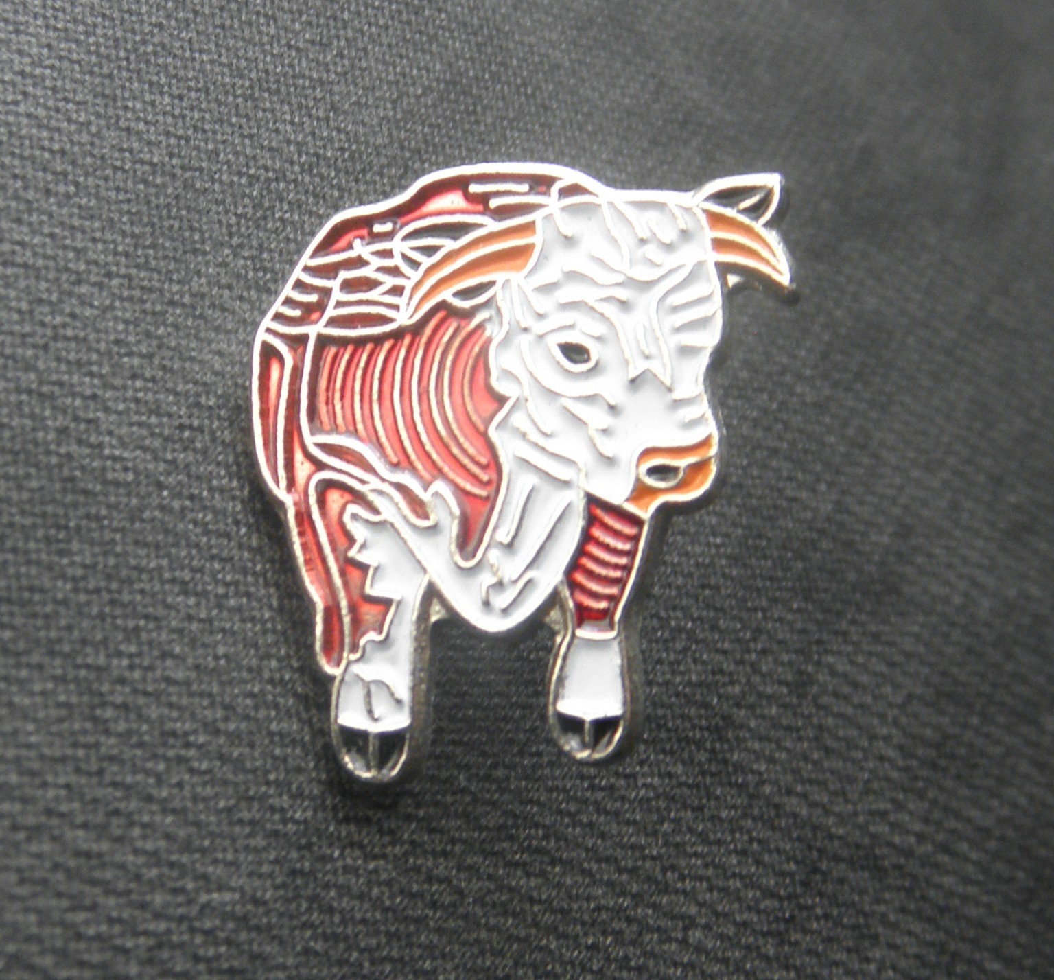 HEREFORD BULL COW CATTLE LAPEL PIN BADGE 7/8 INCH