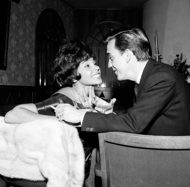 Shirley Bassey is to marry film director Kenneth Hume 1961 OLD PHOTO 1 Shirley Bassey is to marry film director Kenneth Hume 1961 OLD PHOTO 1