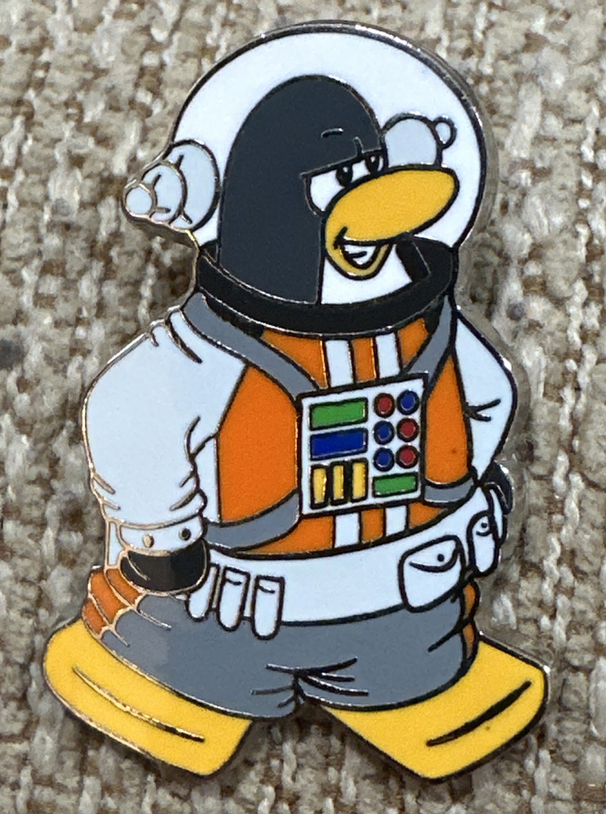 L@@K Official 2010 DISNEY CLUB PENGUIN MYSTERY PIN SUPER ASTRONAUT Hard To Find