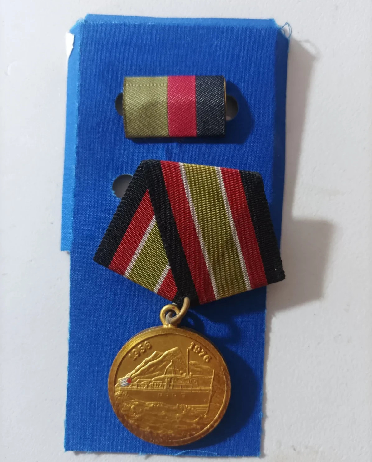 RARE VINTAGE CUBAN MEDAL 20 ANNIVERSARY DESEMBARCO DEL GRANMA REPUBLIC AWARD