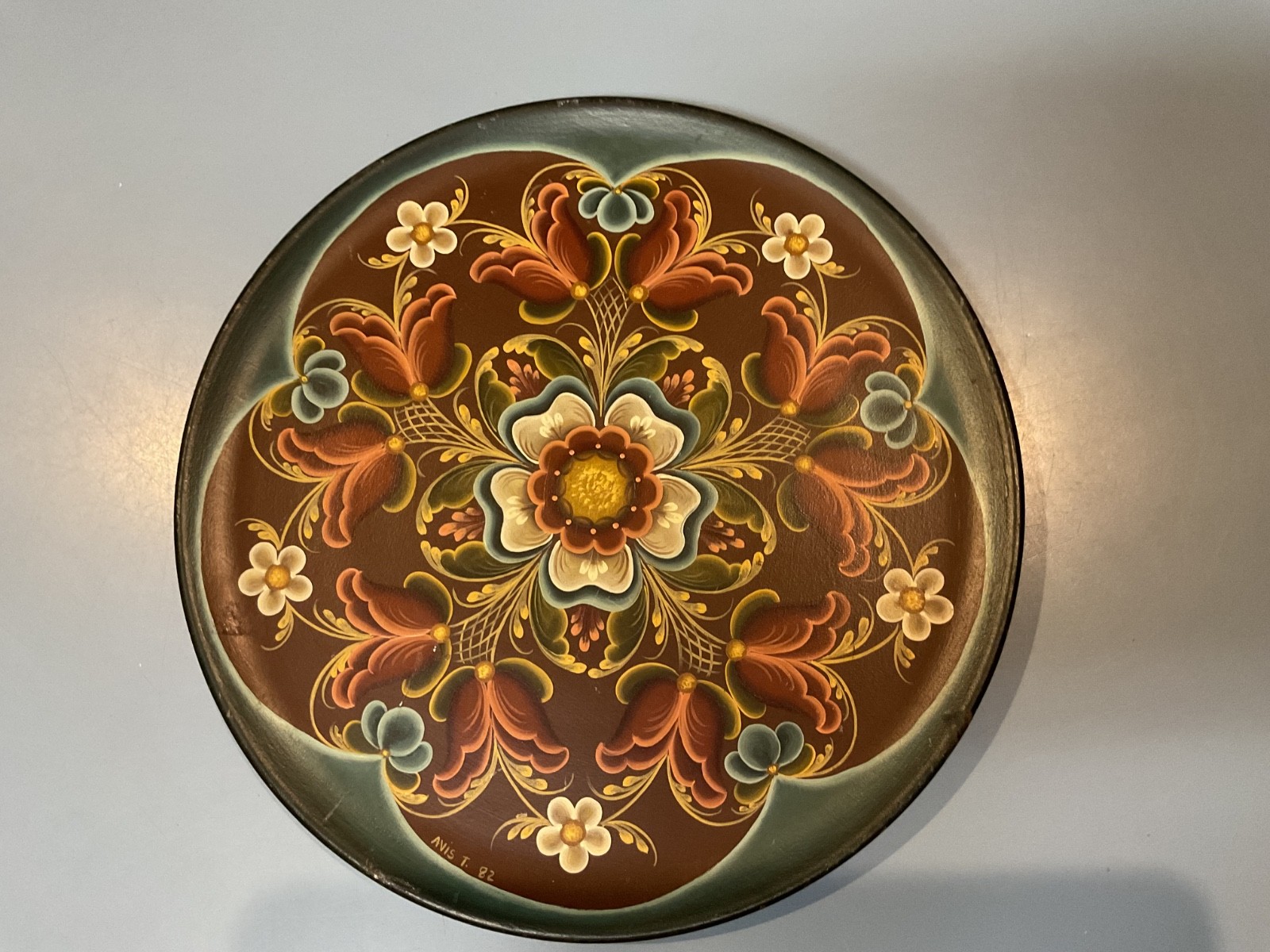 1982 Handpainted 10” Norwegian-Scandinavian Folk Art Rosemaled wood plate SIGNED