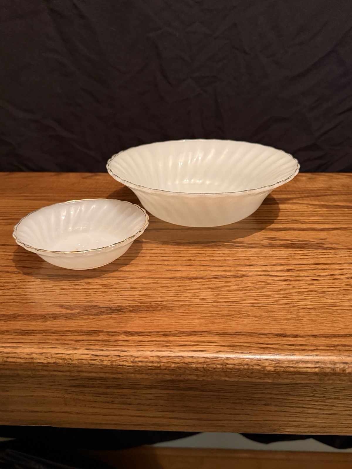 Vintage Old 2pc Anchor Hocking Matching White Swirl Bowls With Gold Trim
