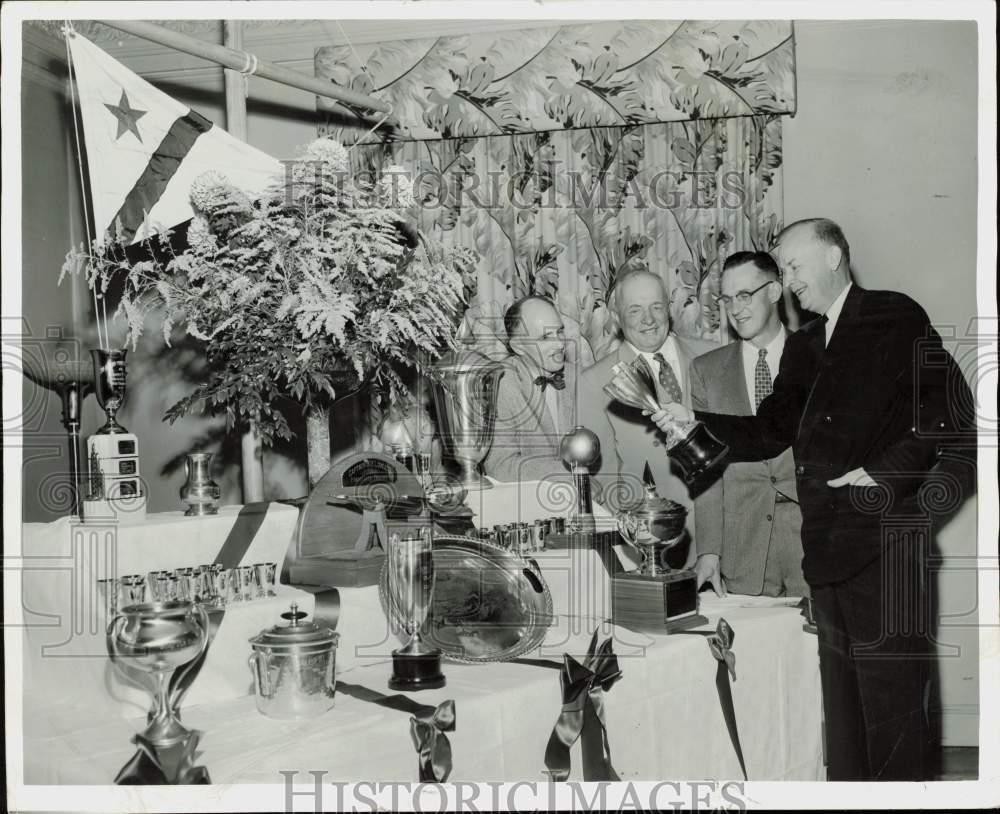 1955 Press Photo John Soderberg and Seattle Yacht Club members at annual banquet
