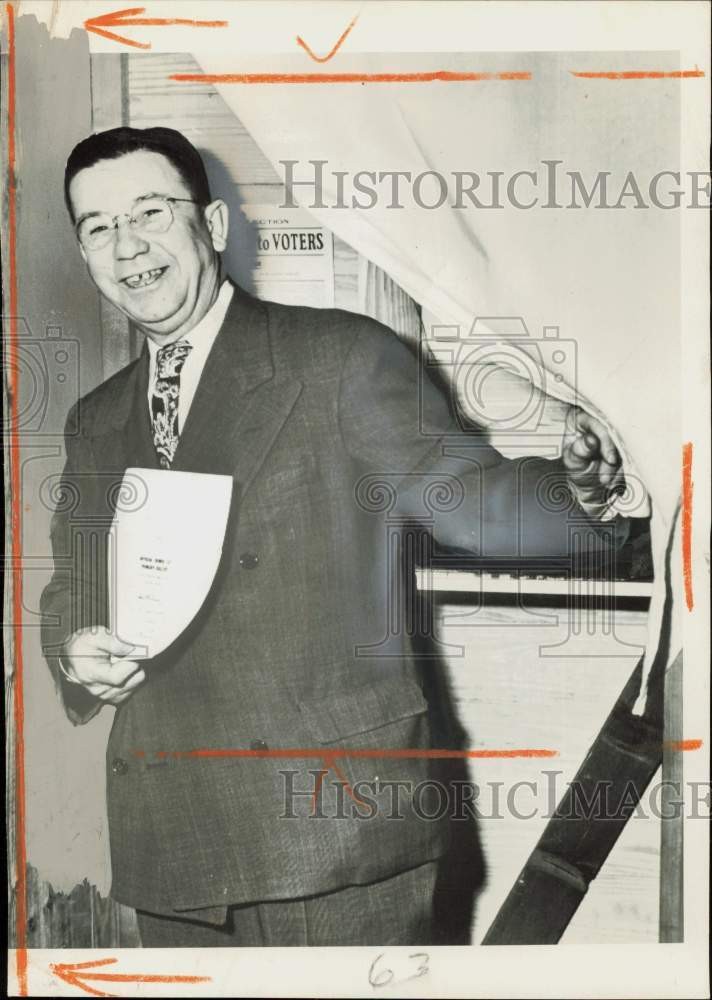 1950 Press Photo Ohio State Auditor Joseph T. Ferguson leaving voting booth, OH