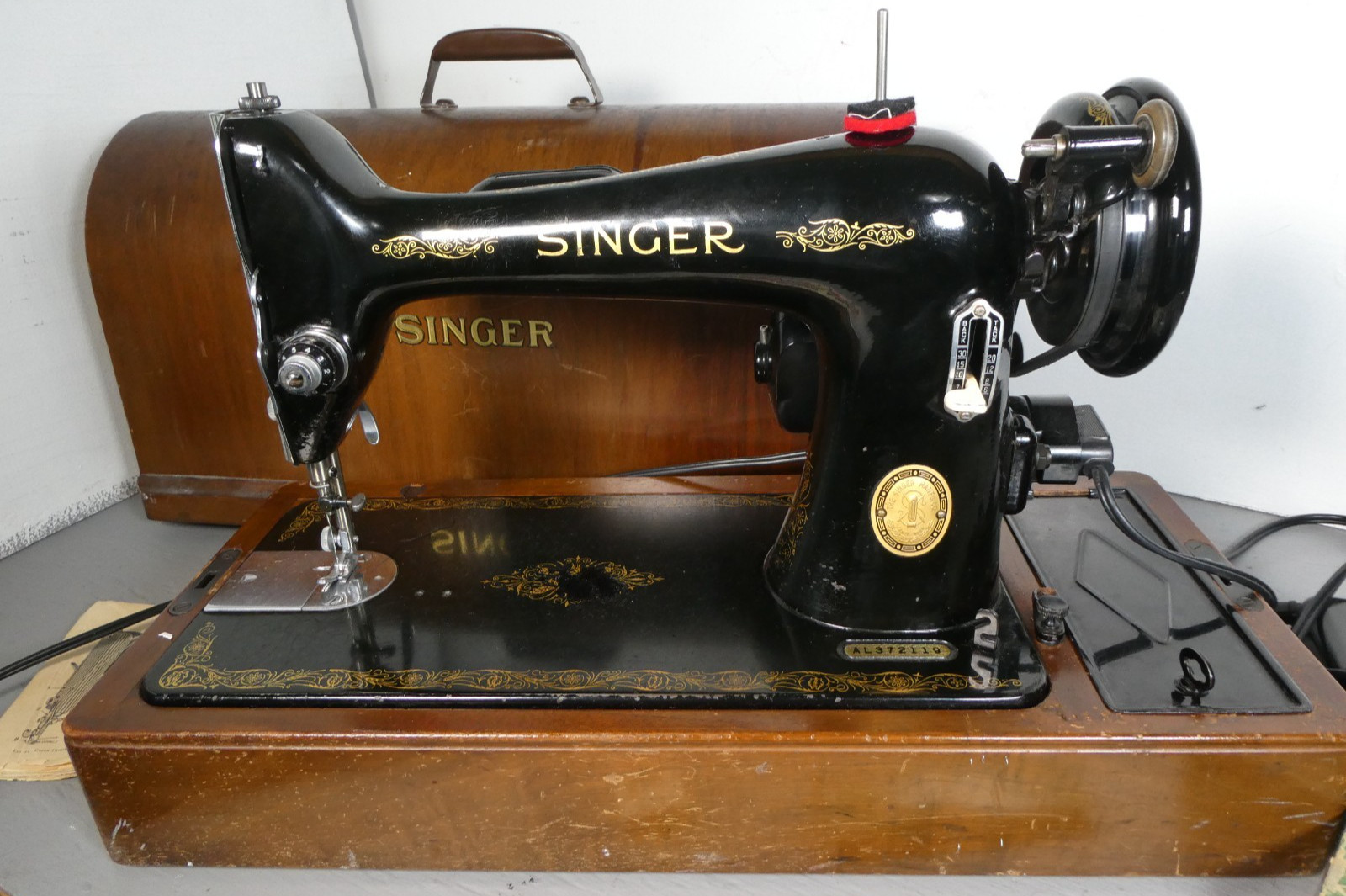 Singer Vintage Sewing Machine Model 201 With Case Petal Light Key AL372119 Works Singer Vintage Sewing Machine Model 201 With Case Petal Light Key AL372119 Works
