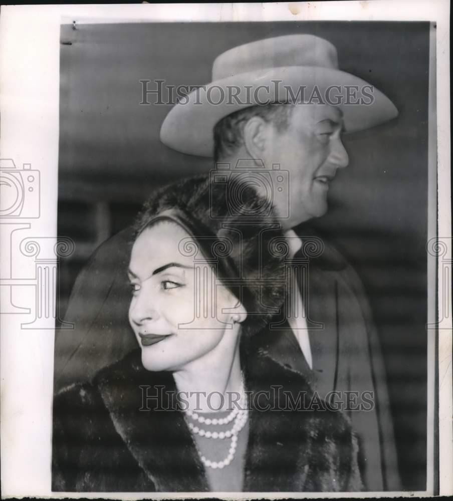 1960 Press Photo London - John Wayne and wife Pilar arriving at London airport