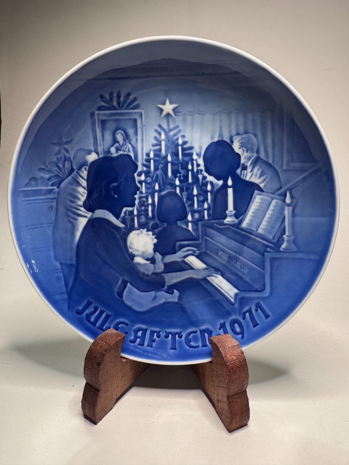 1971 Bing & Grøndahl Christmas Plate – Christmas at Home – Denmark