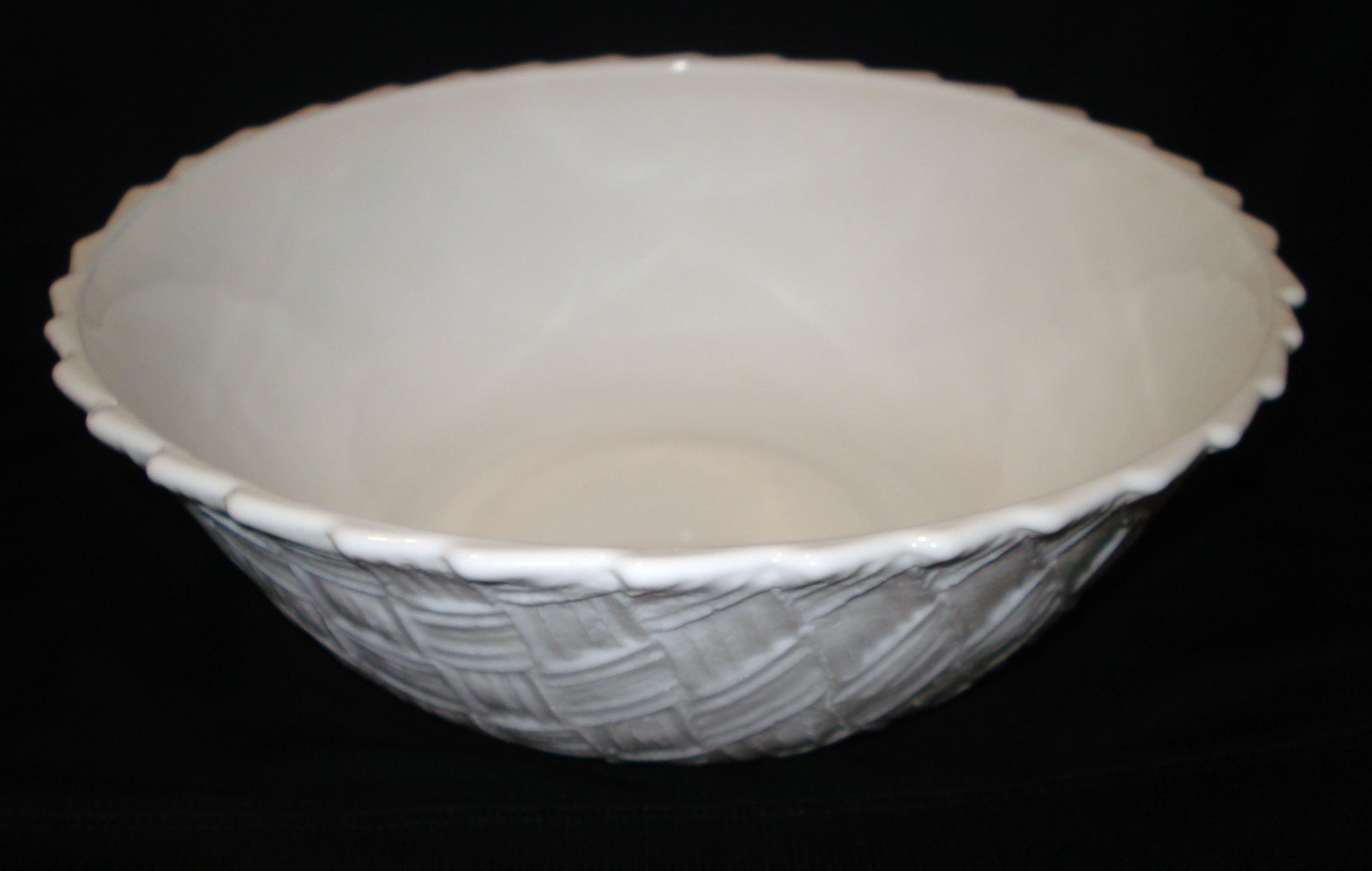 Vntg Indiana White Milk Glass Weavetex Woven Basket 9” Round Salad Serving Bowl