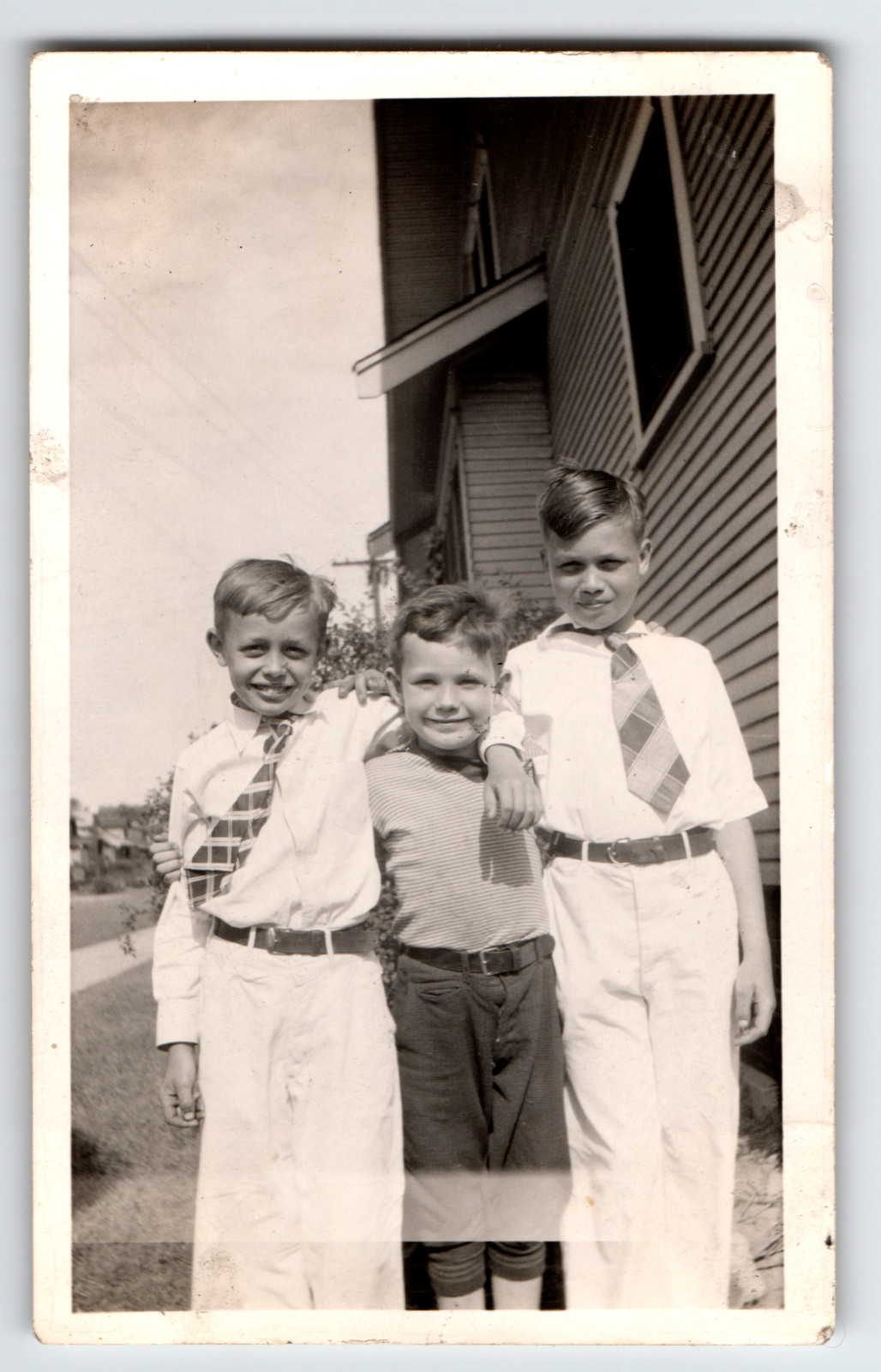 Photo Three Young Boys Brothers Dressed in Ties Outdoors by House Vintage c1950