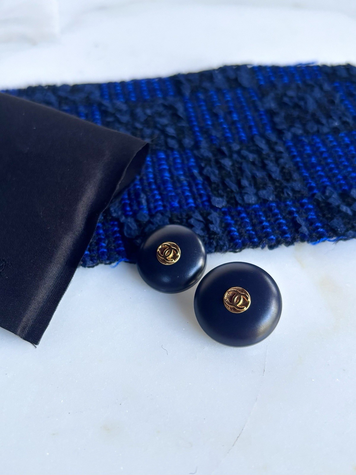 CHANEL 1990s VINTAGE 2 NAVY GOLD JACKET CC BUTTONS W/ TWEED FABRIC SWATCH NEW