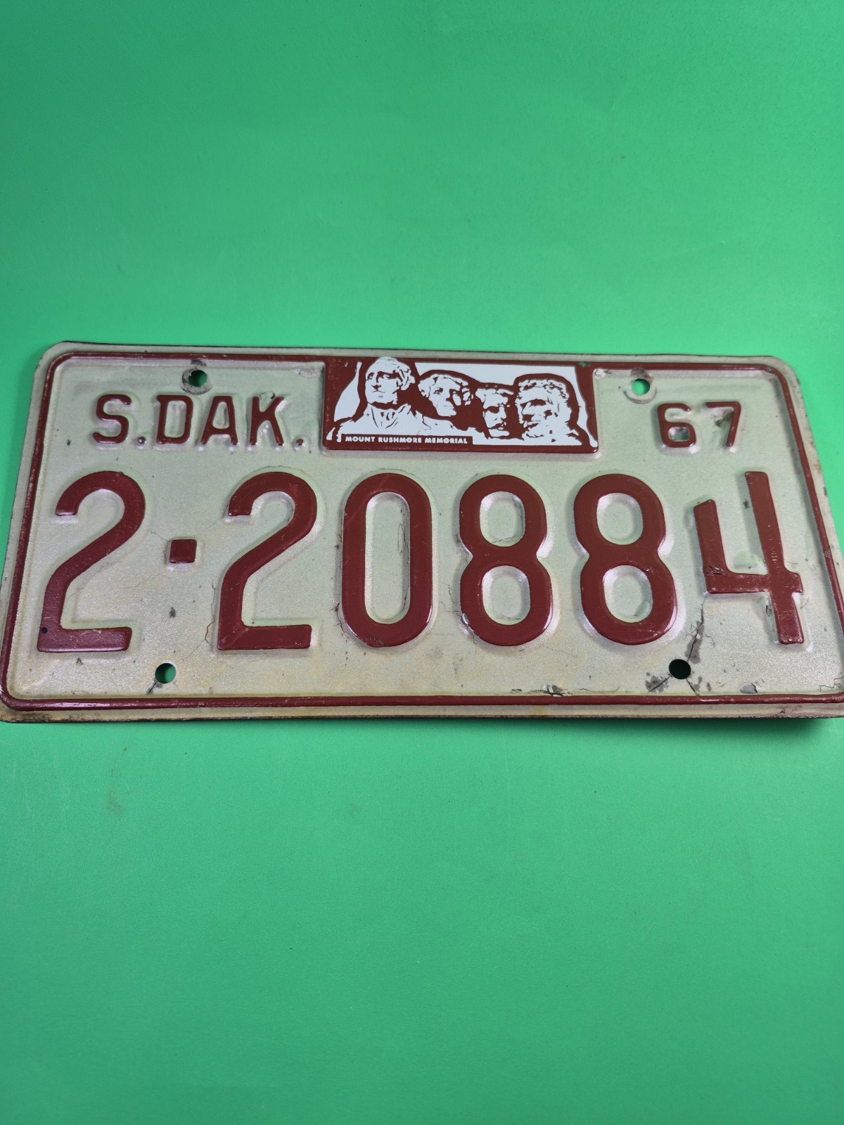 ORIGINAL 1967 SOUTH DAKOTA LICENSE PLATE - EXPIRED - MOUNT RUSHMORE RED WHITE SD ORIGINAL 1967 SOUTH DAKOTA LICENSE PLATE - EXPIRED - MOUNT RUSHMORE RED WHITE SD