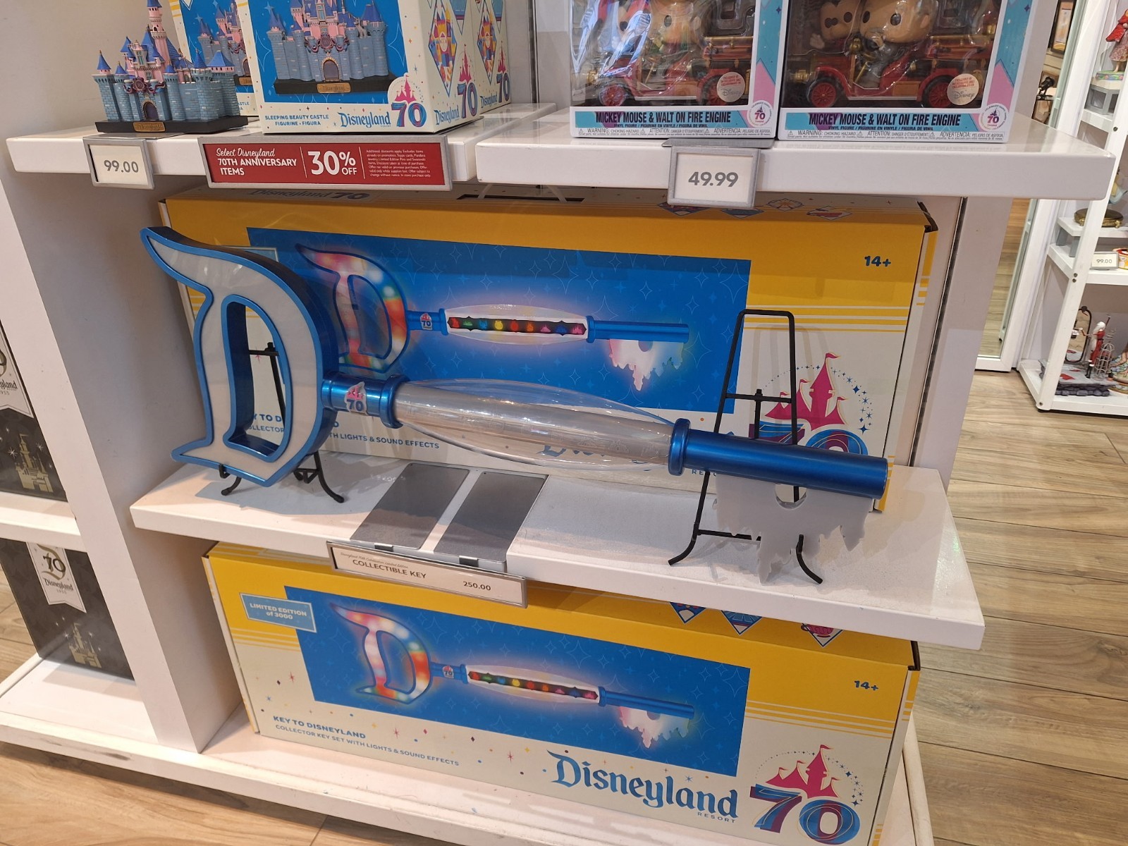 Disneyland Limited Edition 1/3000 Key To Disneyland XLG mantel/wall Display