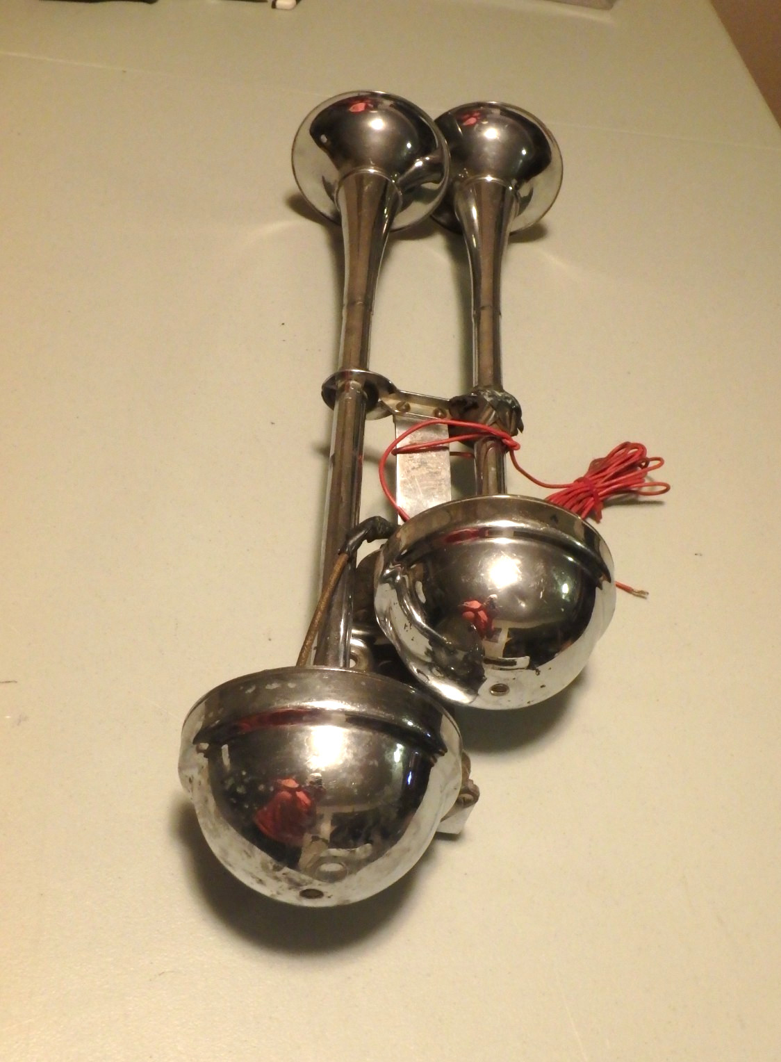 VINTAGE SPARTON TORNADO MODEL # 250 6 Volt LONG DUAL TRUNPETS 19” & 22”  SOLD AS