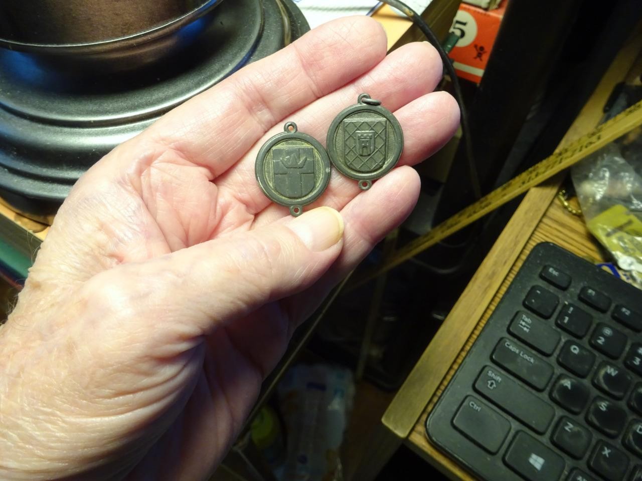 2 ANTIQUE GERMAN WWII MEDAL WHW GAU MOSELLAND-KRIEGS WHW 1942/43 2 ANTIQUE GERMAN WWII MEDAL WHW GAU MOSELLAND-KRIEGS WHW 1942/43