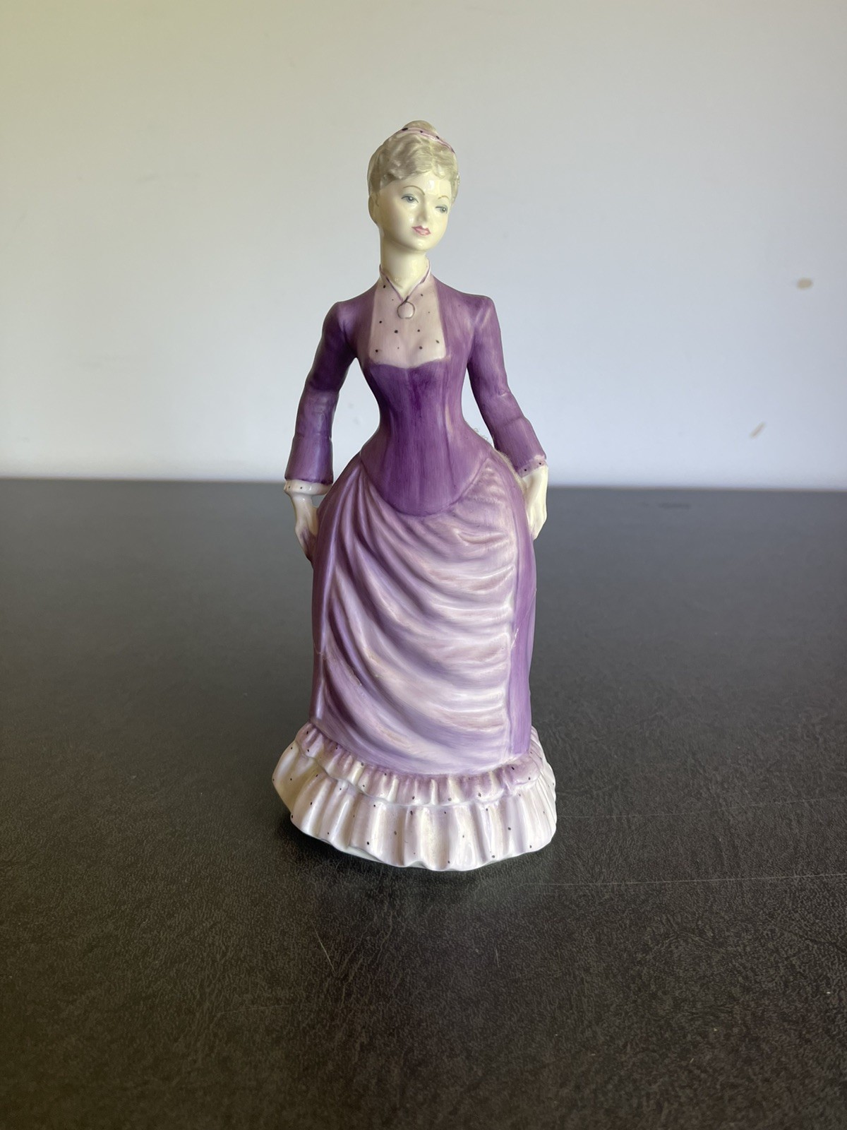 COALPORT Ladies of Fashion - Sarah - 8