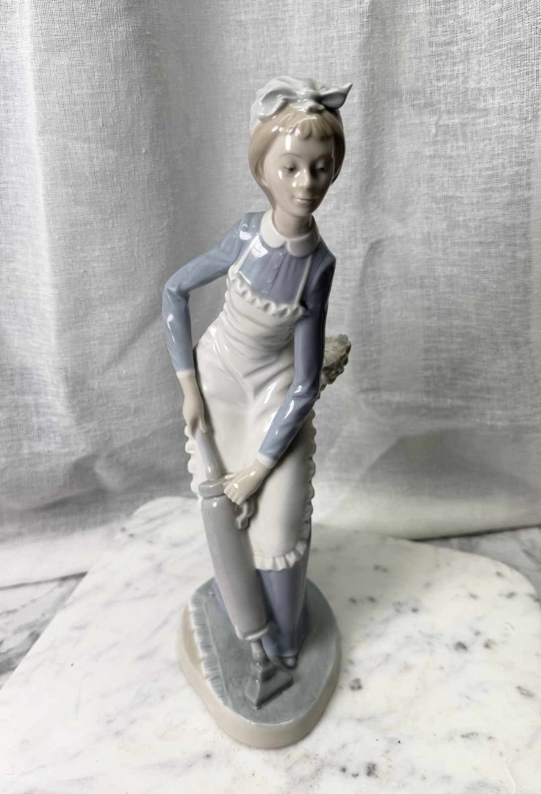 Rare Uncatalogued Vintage Lladró Porcelain Figurine Maid, Large