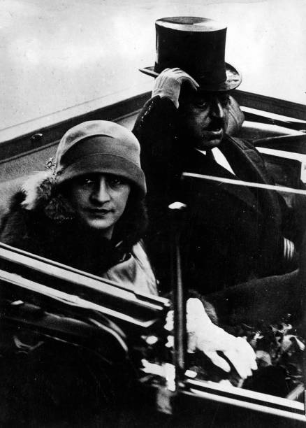 King Amanullah Khan Afghanistan sitting car wife Soraya Tarzi 1920s Old Photo King Amanullah Khan Afghanistan sitting car wife Soraya Tarzi 1920s Old Photo