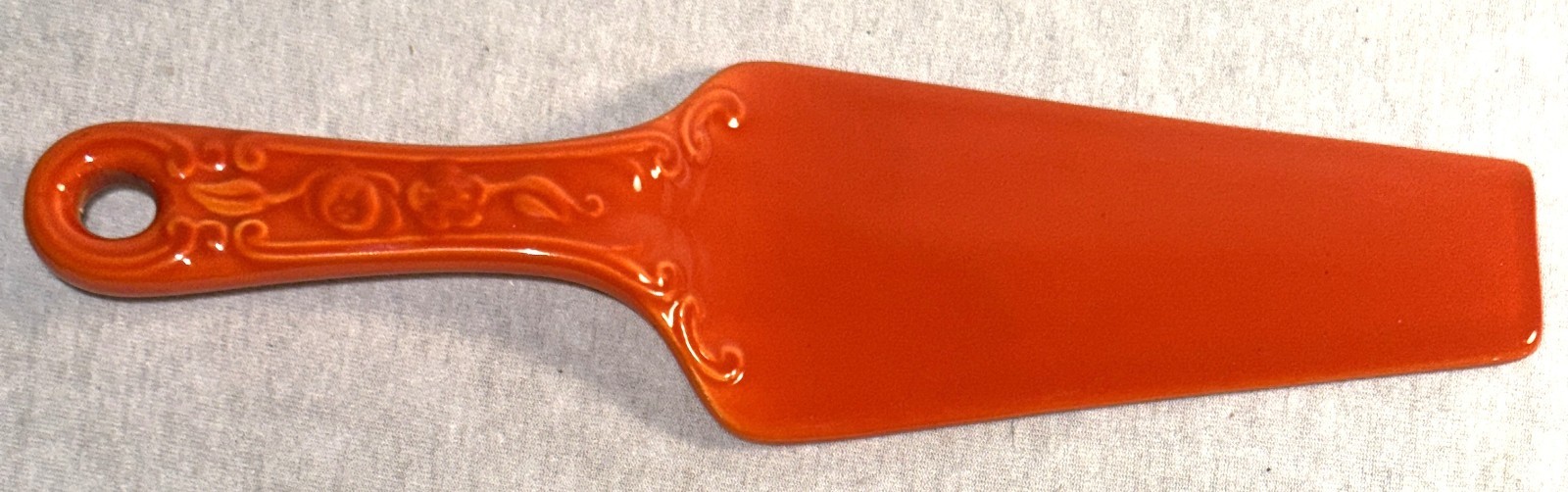 Vintage FIESTA KITCHEN KRAFT   RED PIE CAKE LIFTER