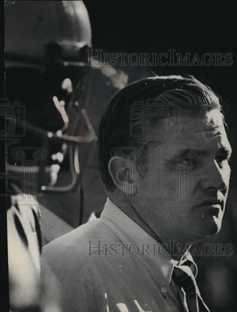 1970 Press Photo Wisconsin football coach, John Jardine watches game with player