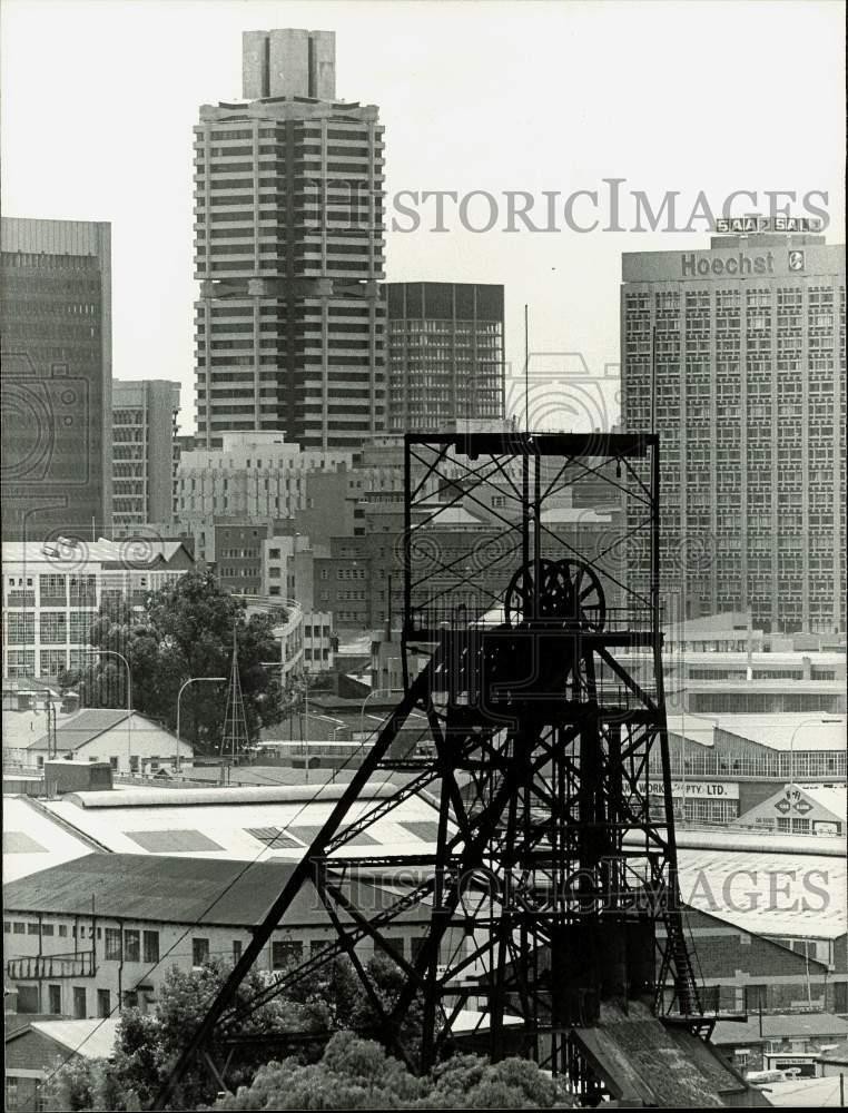 1978 Press Photo Contrast of old and new industry in Johannesburg, South Africa