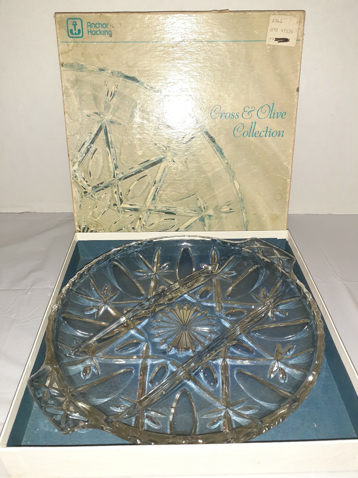 Vintage Anchor Hocking Crown & Olive 9.5 In. Round Relish Tray W/Box Vintage Anchor Hocking Crown & Olive 9.5 In. Round Relish Tray W/Box