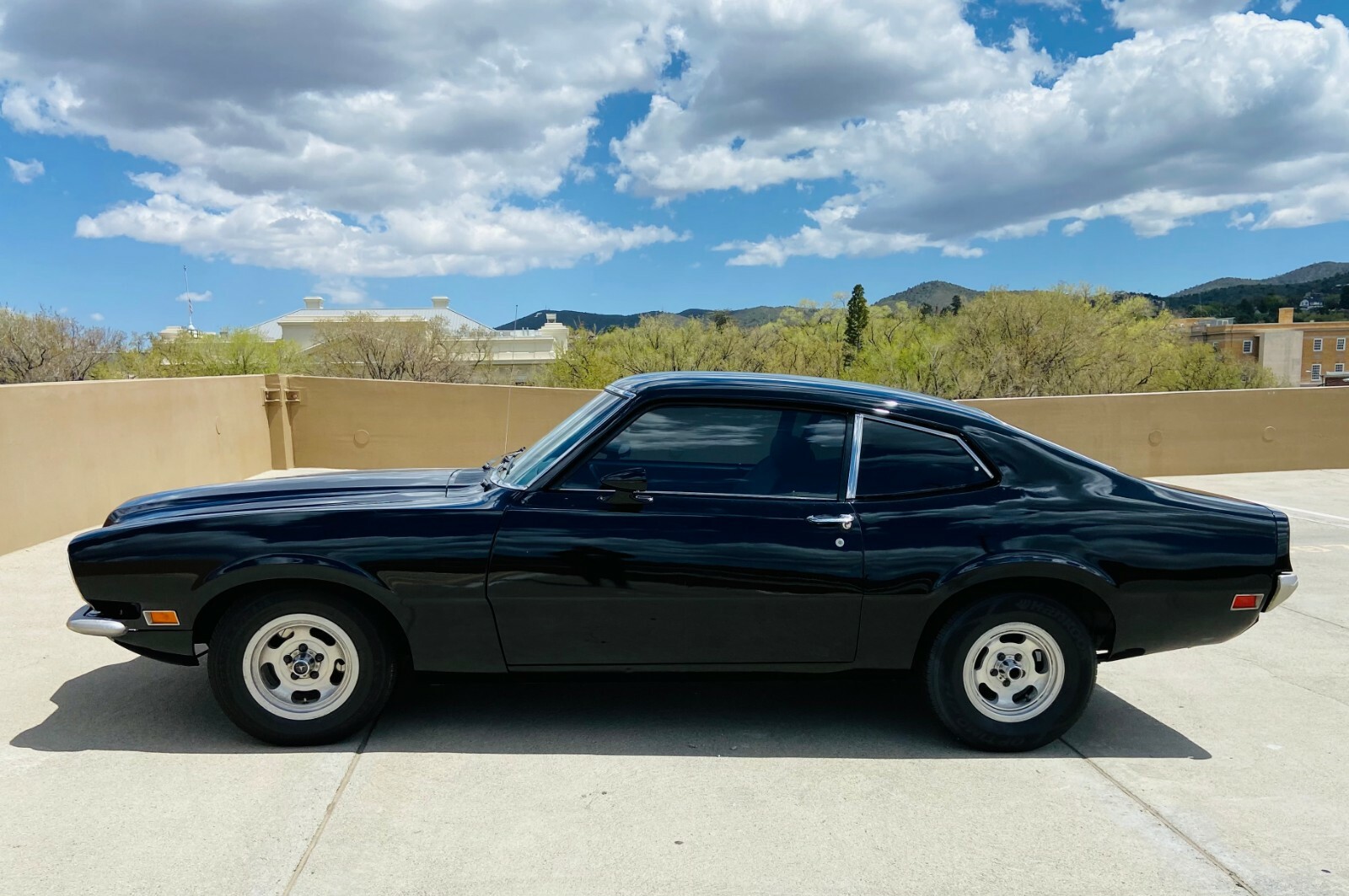 1971 mercury comet, freshly painted black, runs well 
