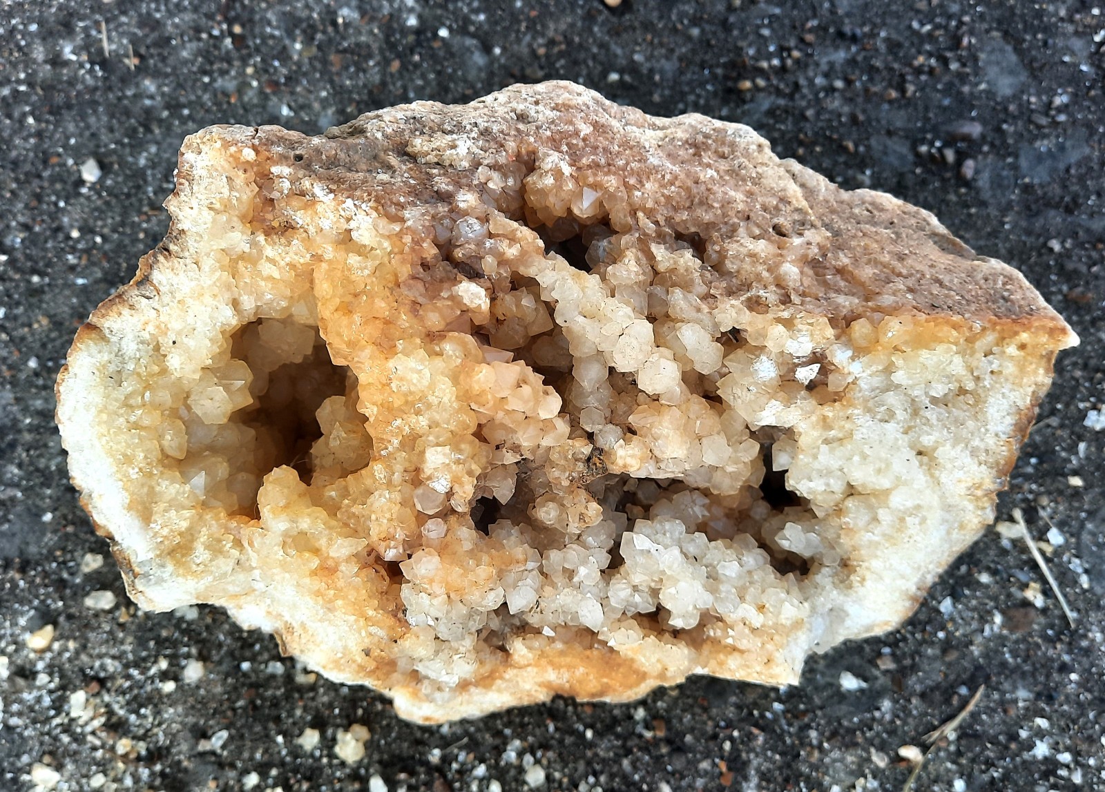 3.8 lbs Citrine Quartz Geode Specimen. South Central Kentucky. 7\ 3.8 lbs Citrine Quartz Geode Specimen. South Central Kentucky. 7\