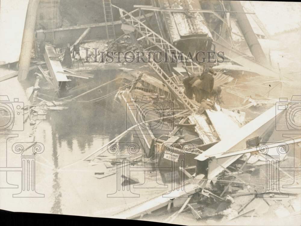 1918 Press Photo Division Street bridge collapse sends streetcars into river, WA