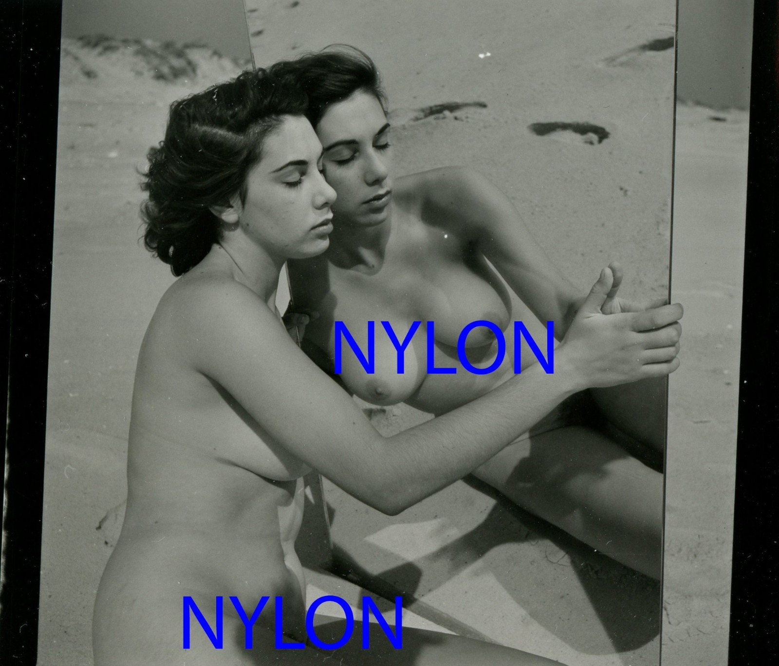 RARE VINTAGE 2 1/4 x 2 1/4 PHOTOGRAPH OF A NUDE MODEL BY ANDRE DE DIENES RARE VINTAGE 2 1/4 x 2 1/4 PHOTOGRAPH OF A NUDE MODEL BY ANDRE DE DIENES