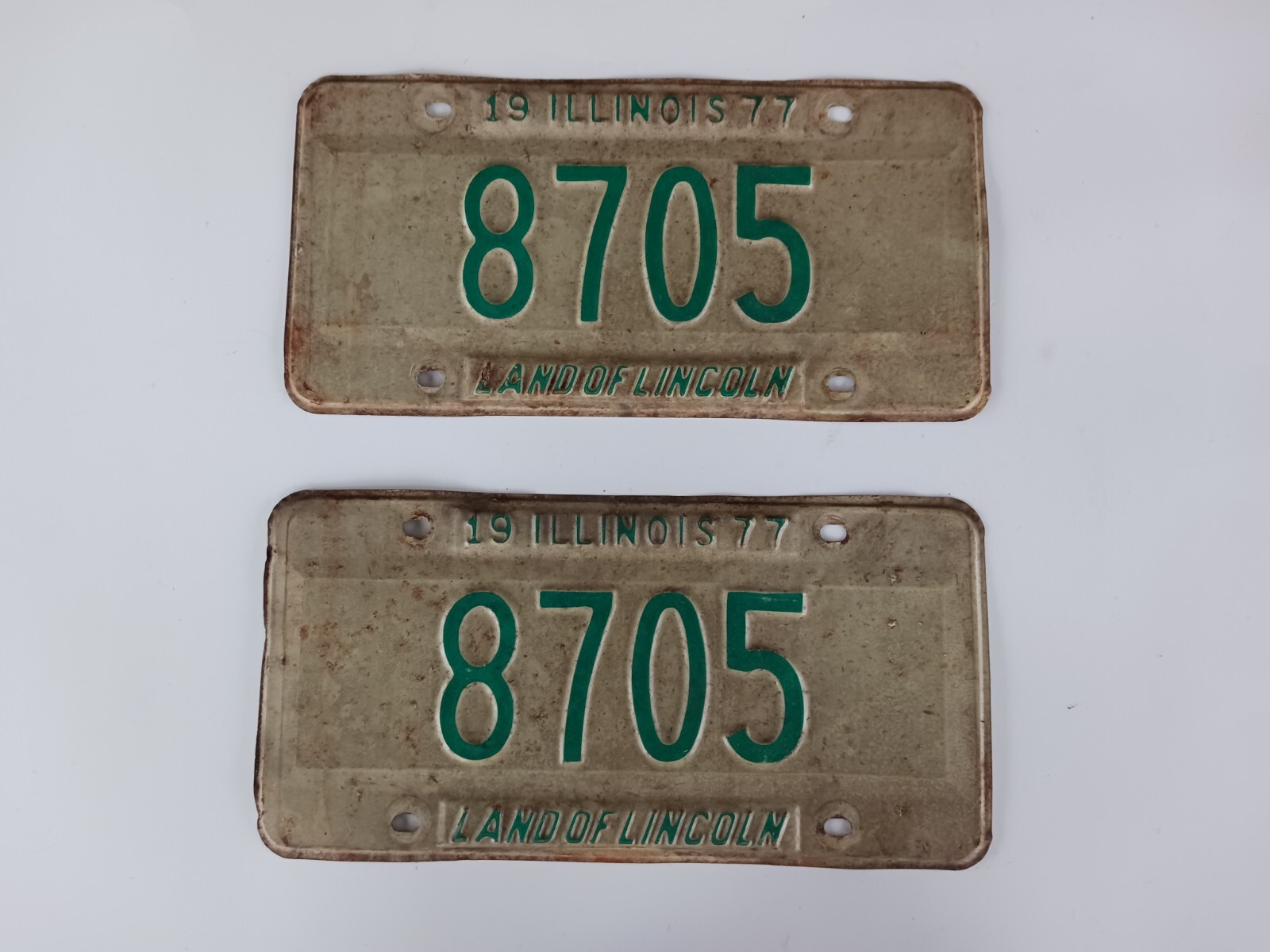 1977 Illinois Vehicle Auto License Plates Pair 8705