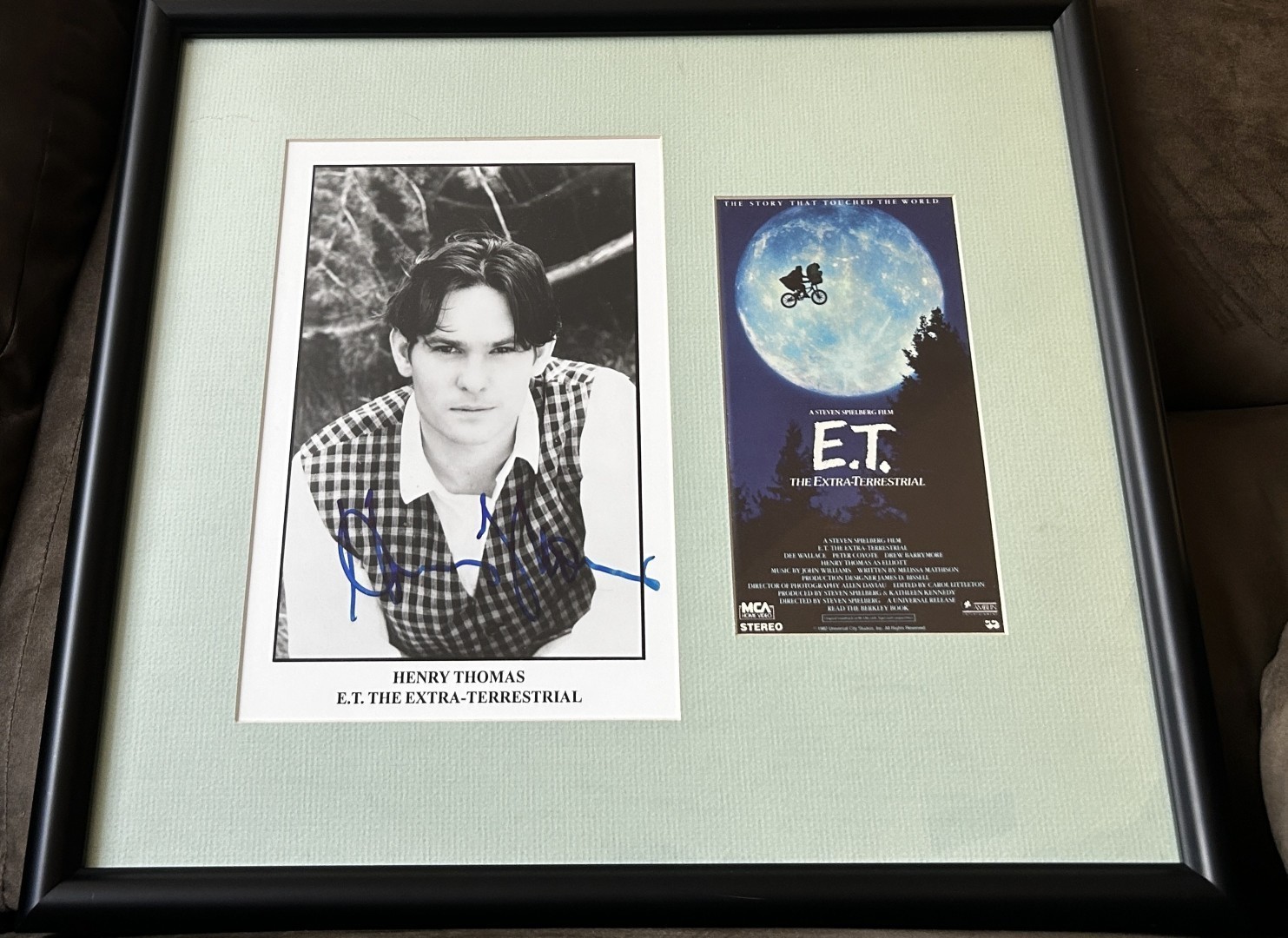 Henry Thomas signed autograph E.T. 8x10 movie photo & VHS video cover framed JSA Henry Thomas signed autograph E.T. 8x10 movie photo & VHS video cover framed JSA