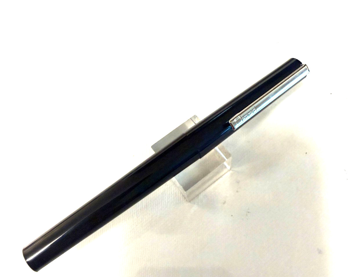 Black Osmiroid cartridge Fountain Pen w Italic MED stub nib. Excellent condition