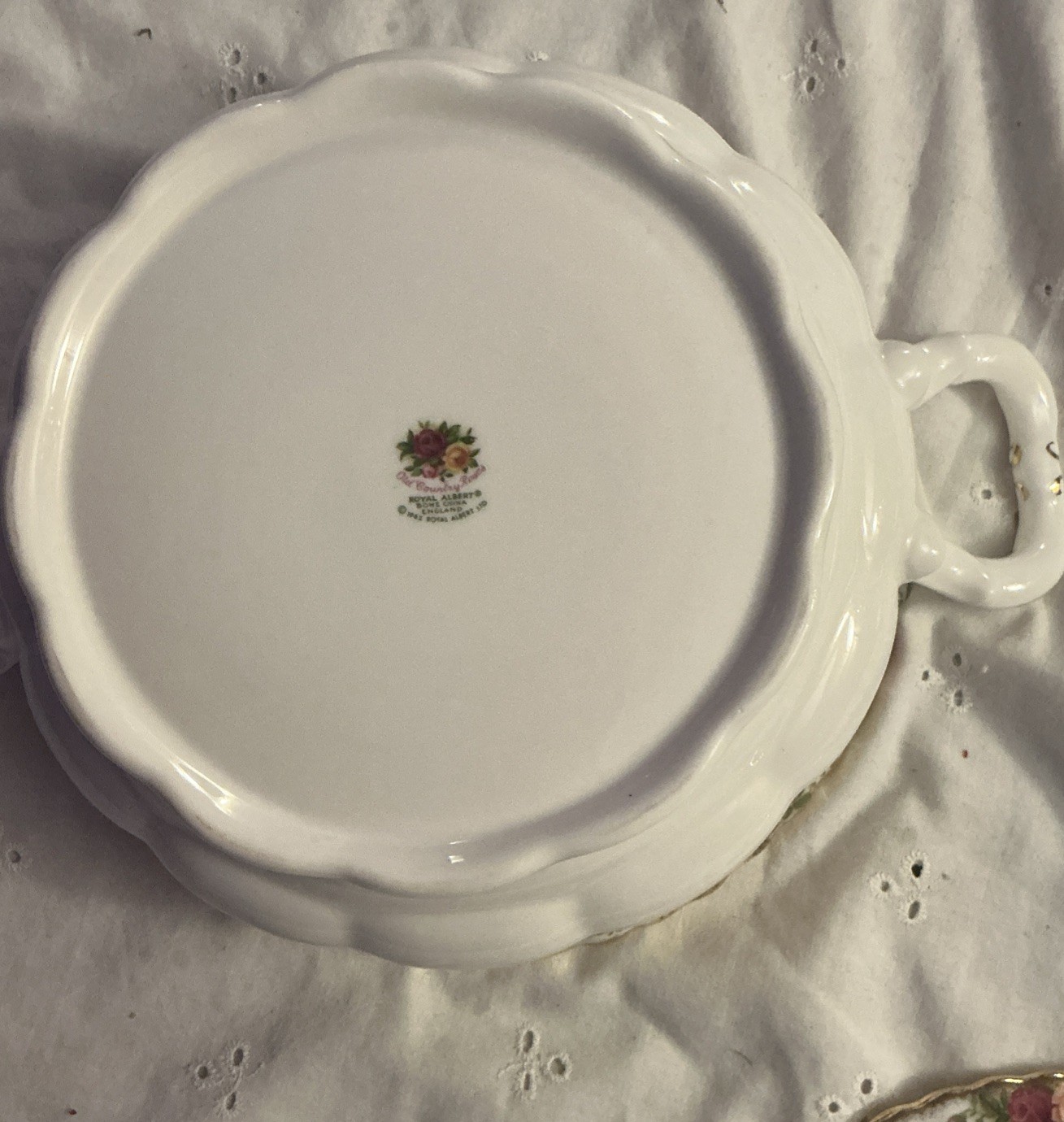Royal Albert Old Country Roses Round Covered Vegetable Serving Bowl Bone China Royal Albert Old Country Roses Round Covered Vegetable Serving Bowl Bone China