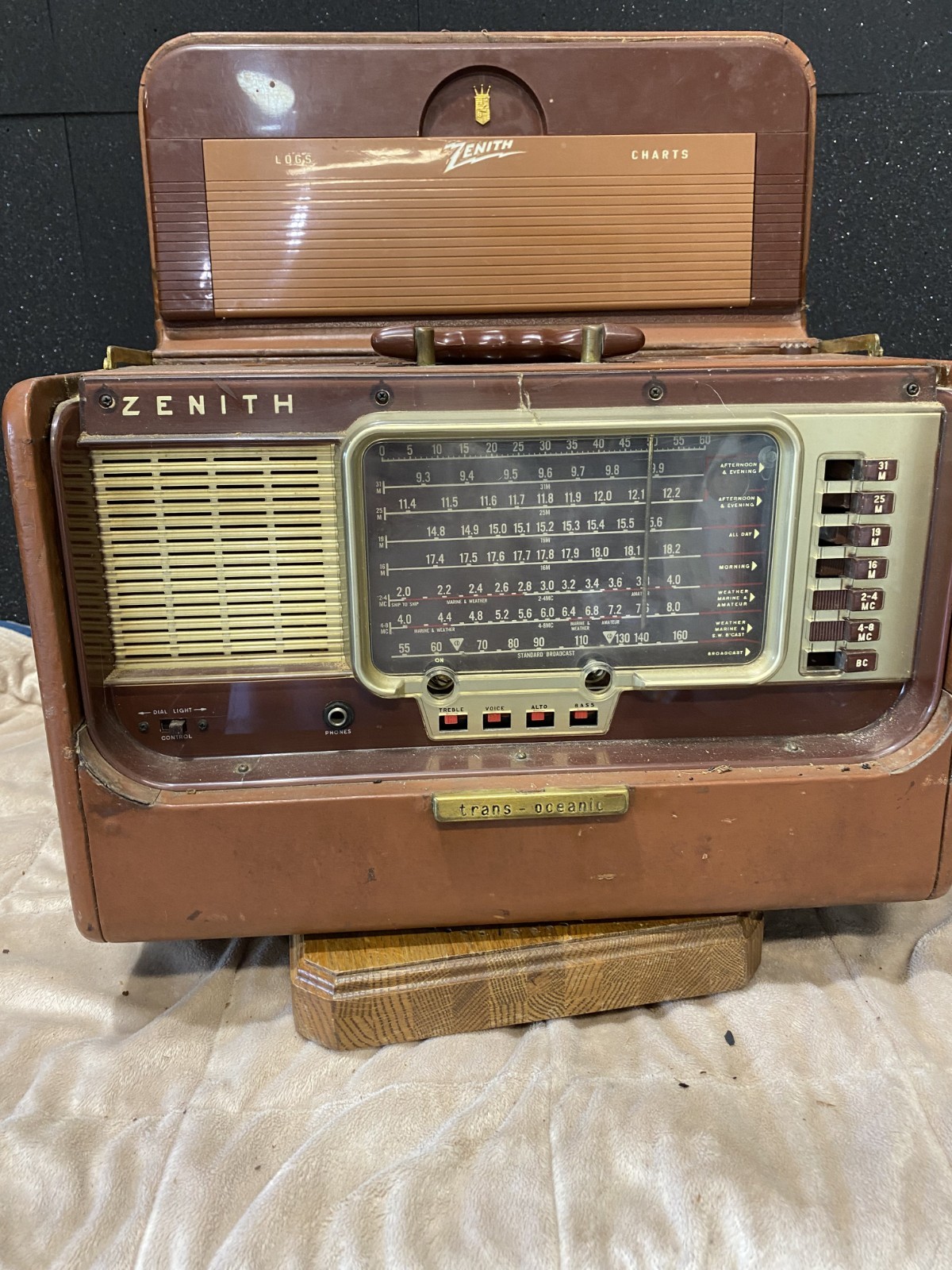 Vintage Brown Leatherette-Covered Zenith Trans-Oceanic Shortwave Radio