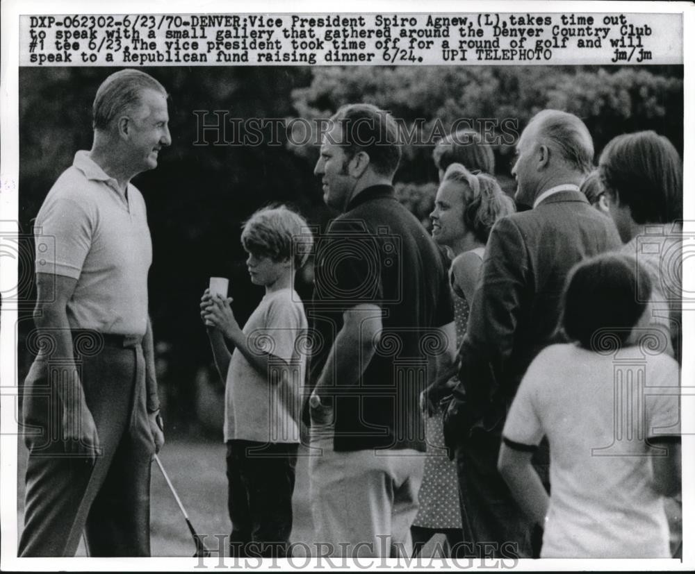 1970 Press Photo Denver VP Spiro Agnew golfing and som fans - nes26673