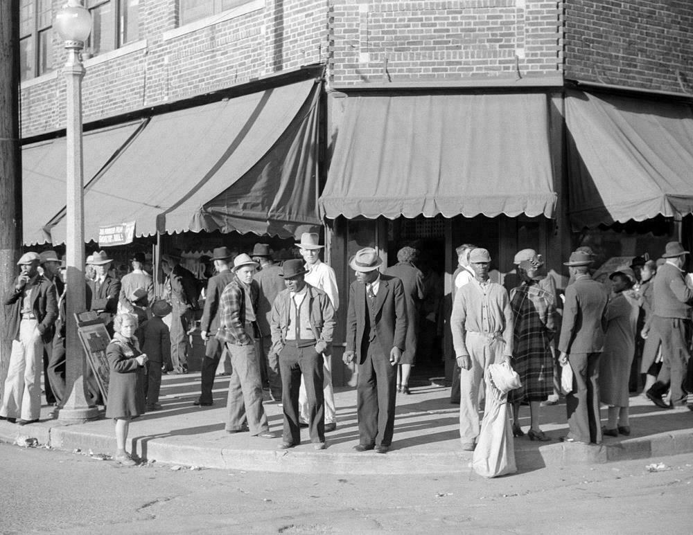 1939 Saturday Afternoon Clarksdale Mississippi Old Photo 8.5\