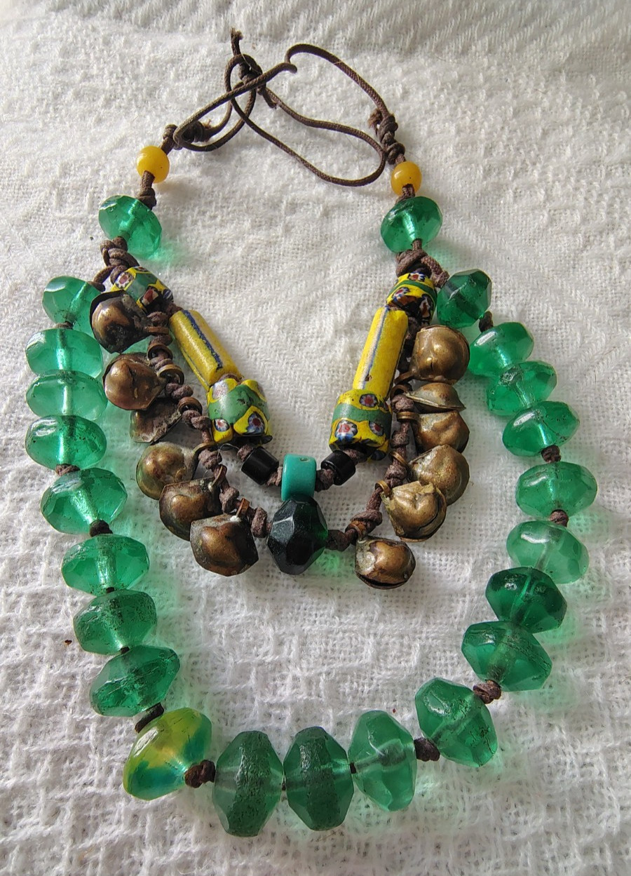 NICE Ancient African Trade Bead Necklace Green Vaseline Uranium Glass & Bell 26\
