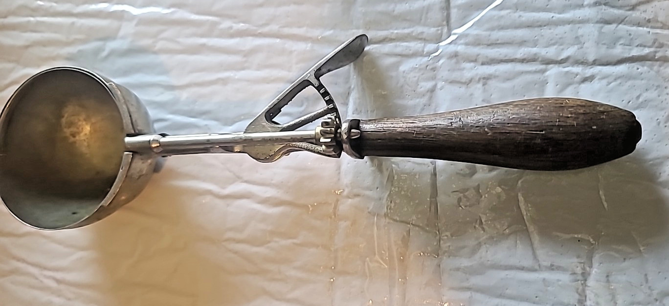 Antique Gilchrist's No. 31 ICE CREAM SCOOP 3
