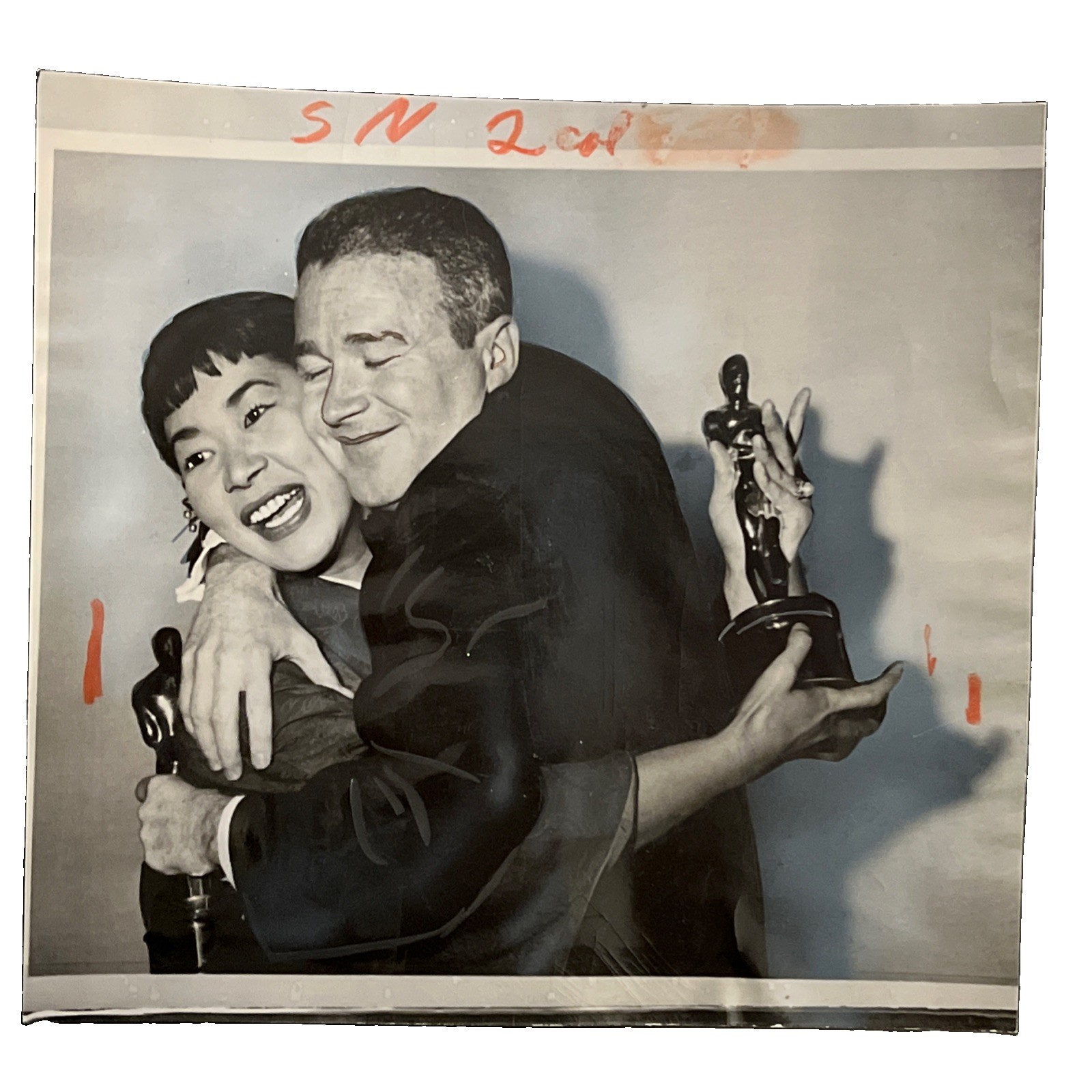 1958 Rare Vtg. Press Photo Miyoshi Umeki Red Buttons Sayonara Oscar Winners