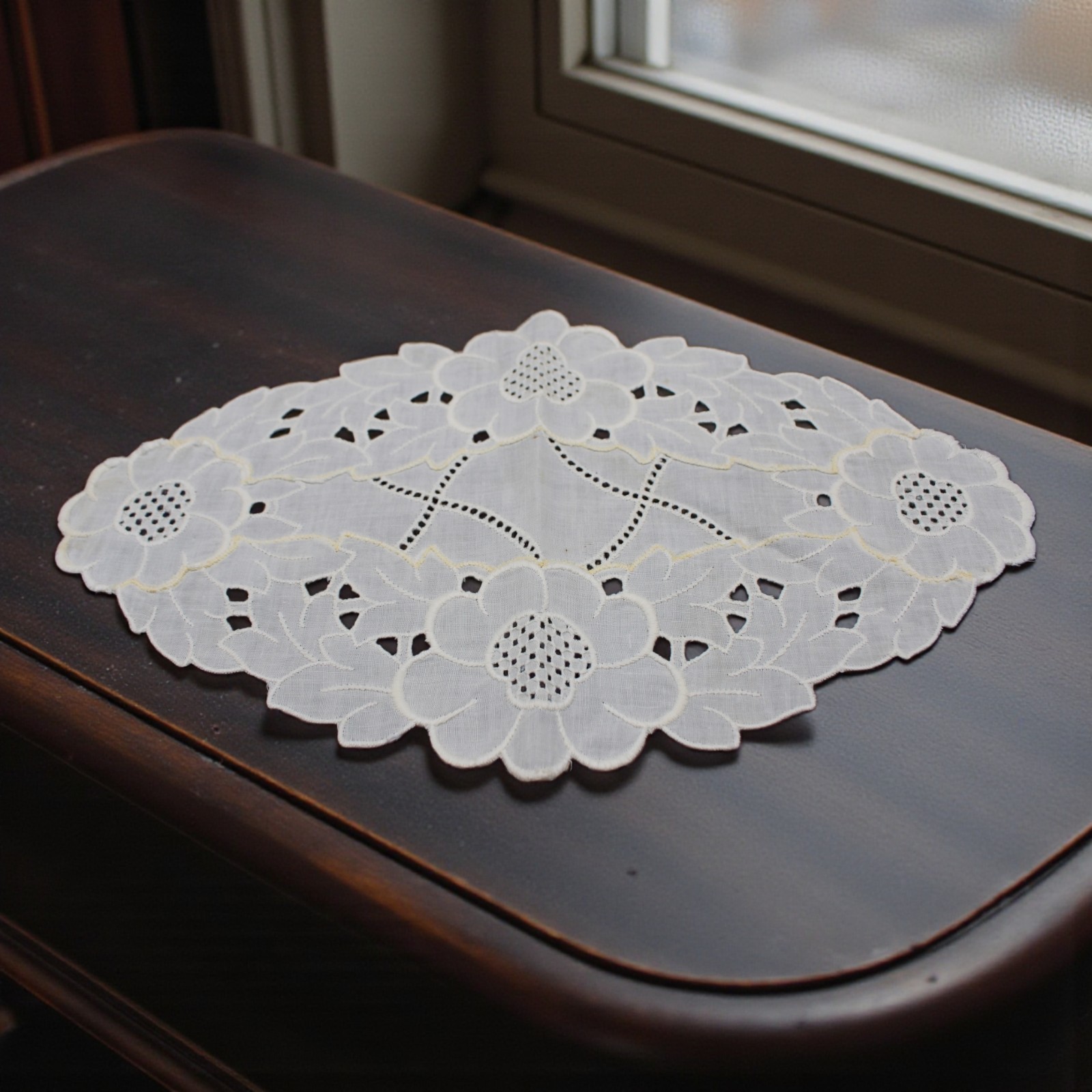 Vtg Embroidered Cutwork Linen Doily Floral Oval Table Topper 14.5\