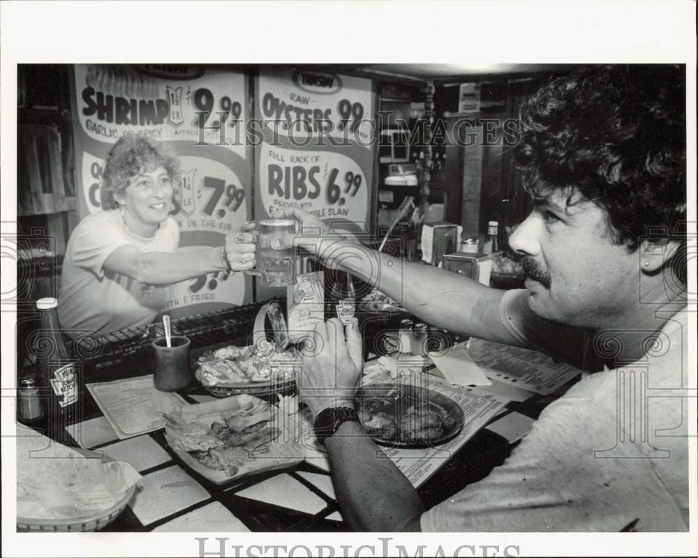 1989 Press Photo Penny Boothe serves a beer to Pat Comiskey at Tark\'s Restaurant