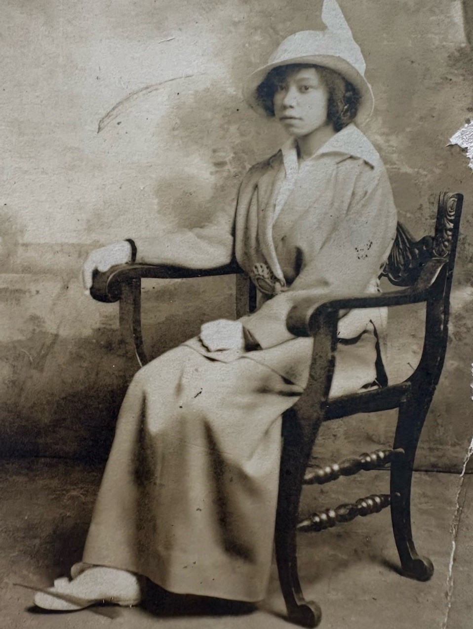 ANTIQUE PHOTOGRAPH AFRICAN AMERICAN WOMAN EDWARDIAN FASHION LARGE HAT PORTRAIT