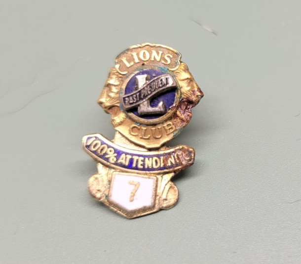 VINTAGE 10K GP LIONS CLUB PAST PRESIDENT 100% ATTENDANCE LAPEL PIN TACK